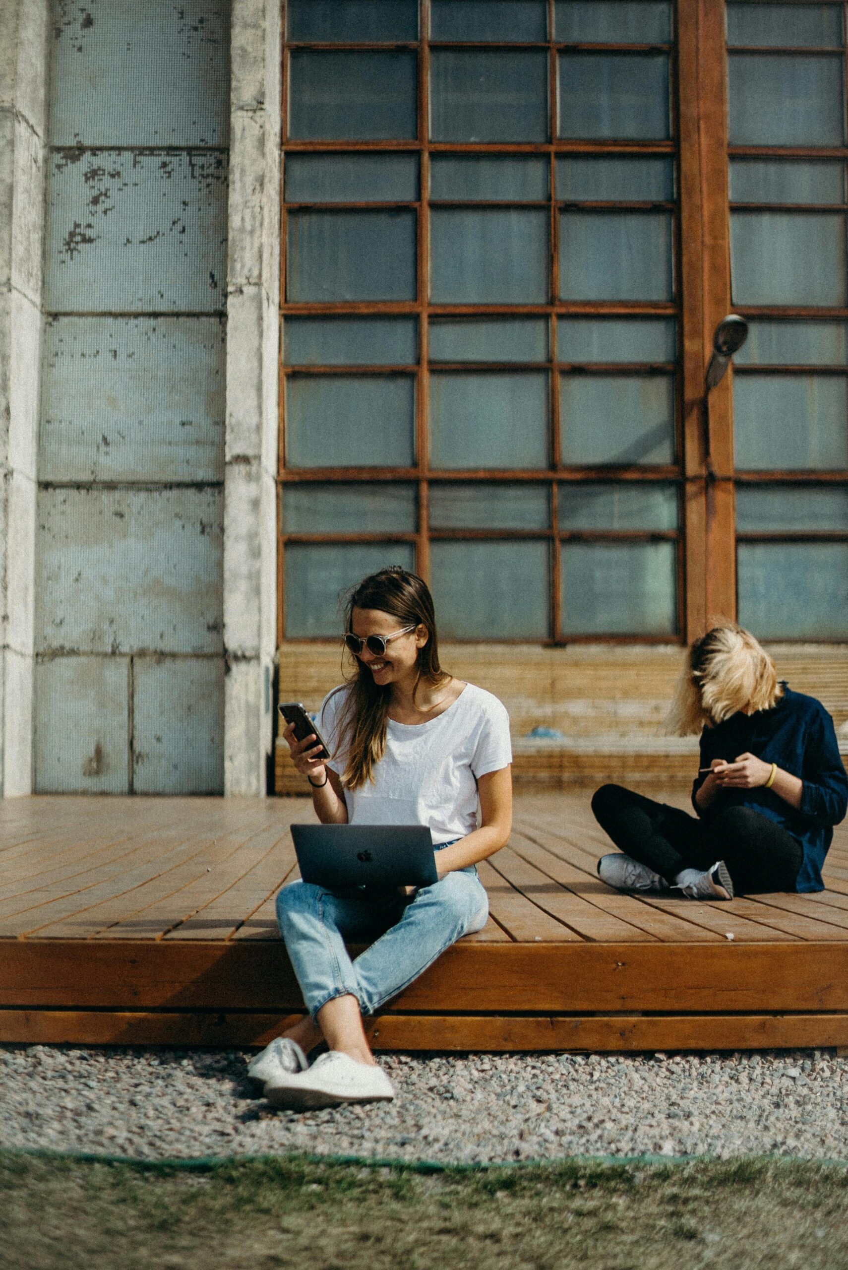 Dos personas usan sus dispositivos móviles al aire libre