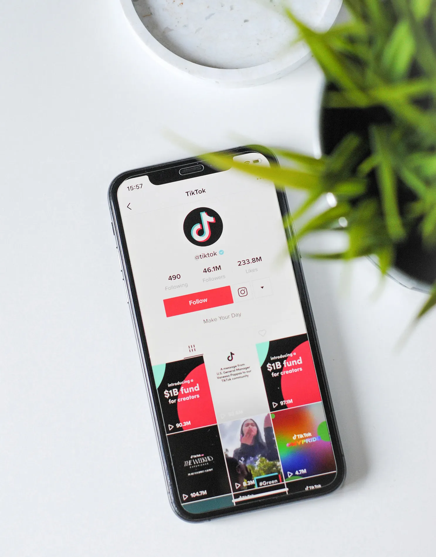 mookup de un movil con la app tiktok