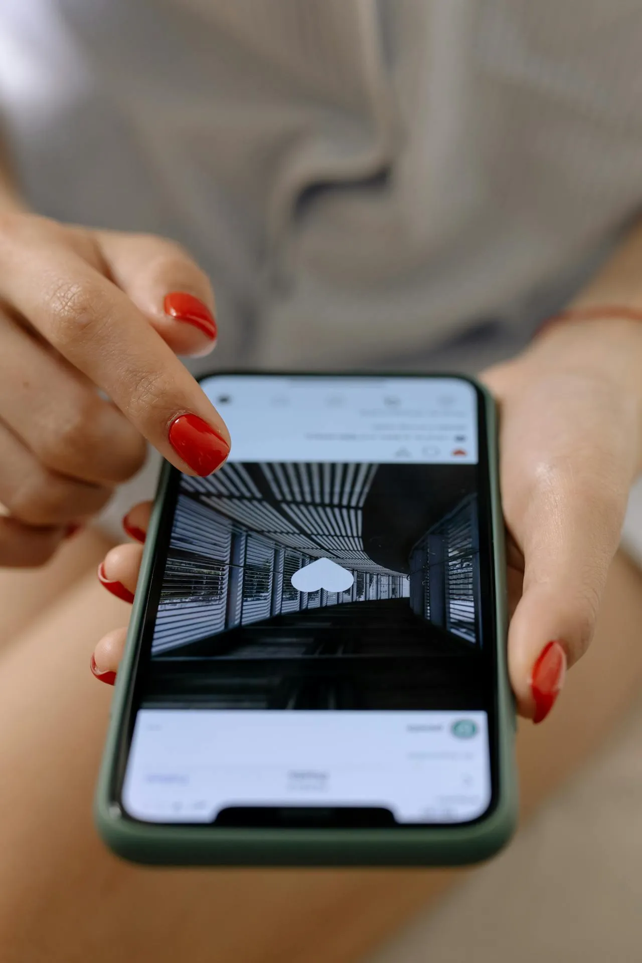imagen de manos con un movil mostrando instagram y pulsando "Me Gusta"