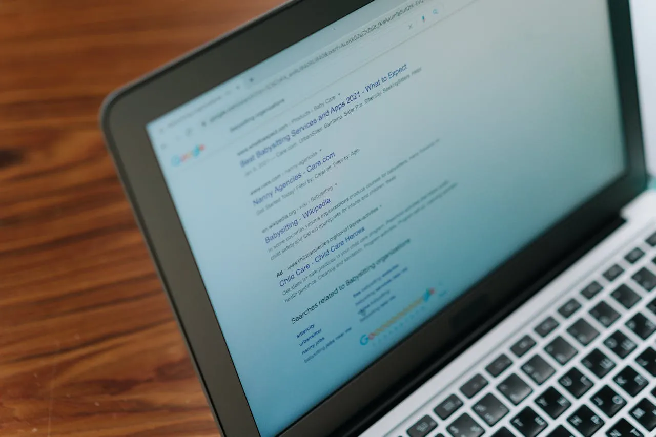 Portatil mostrando la pagina de google