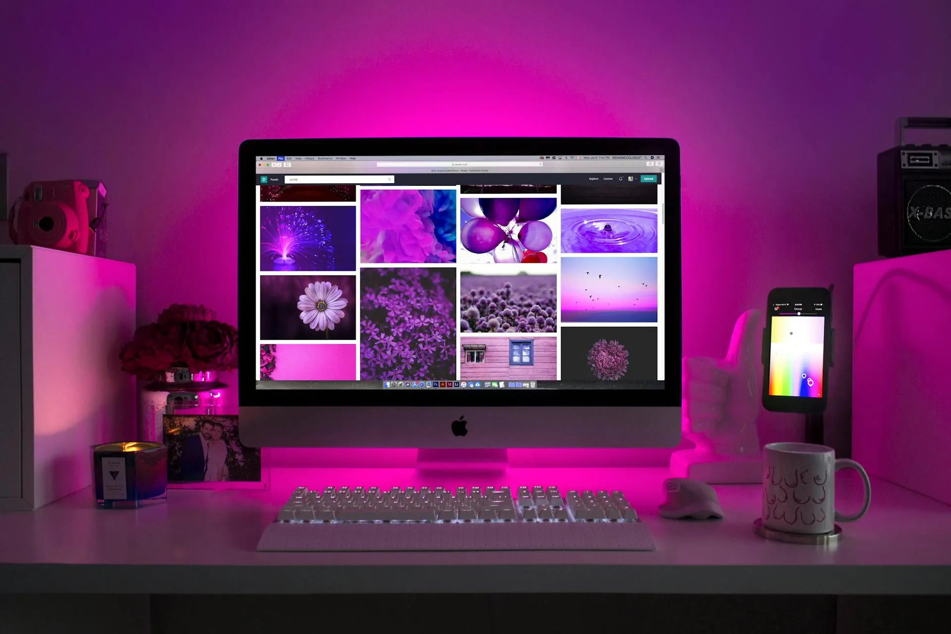 Ordenador mostrando una galeria de imagenes, el fondo de la habiotacion es morado
