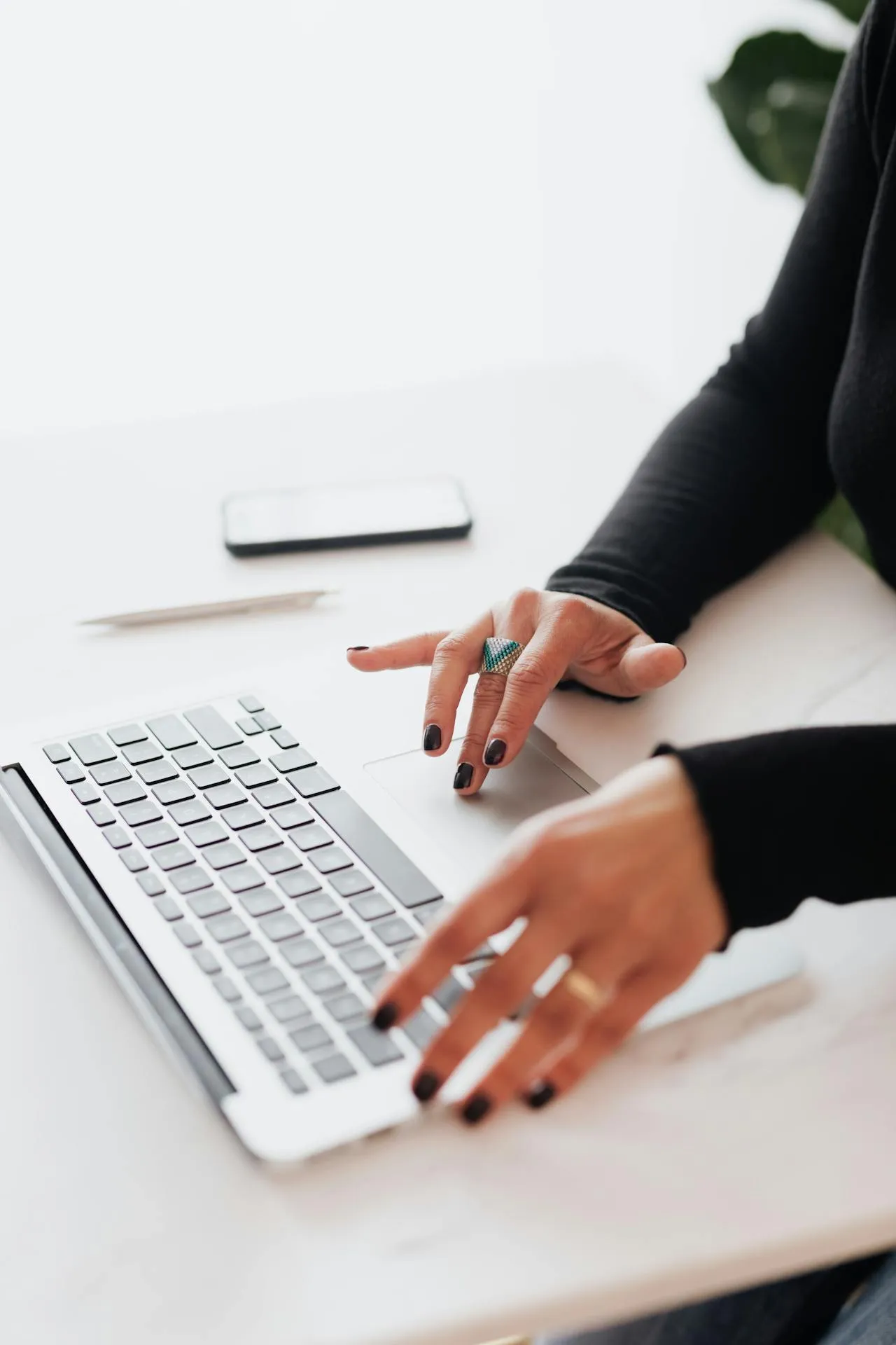 Manos en un teclado de portatil