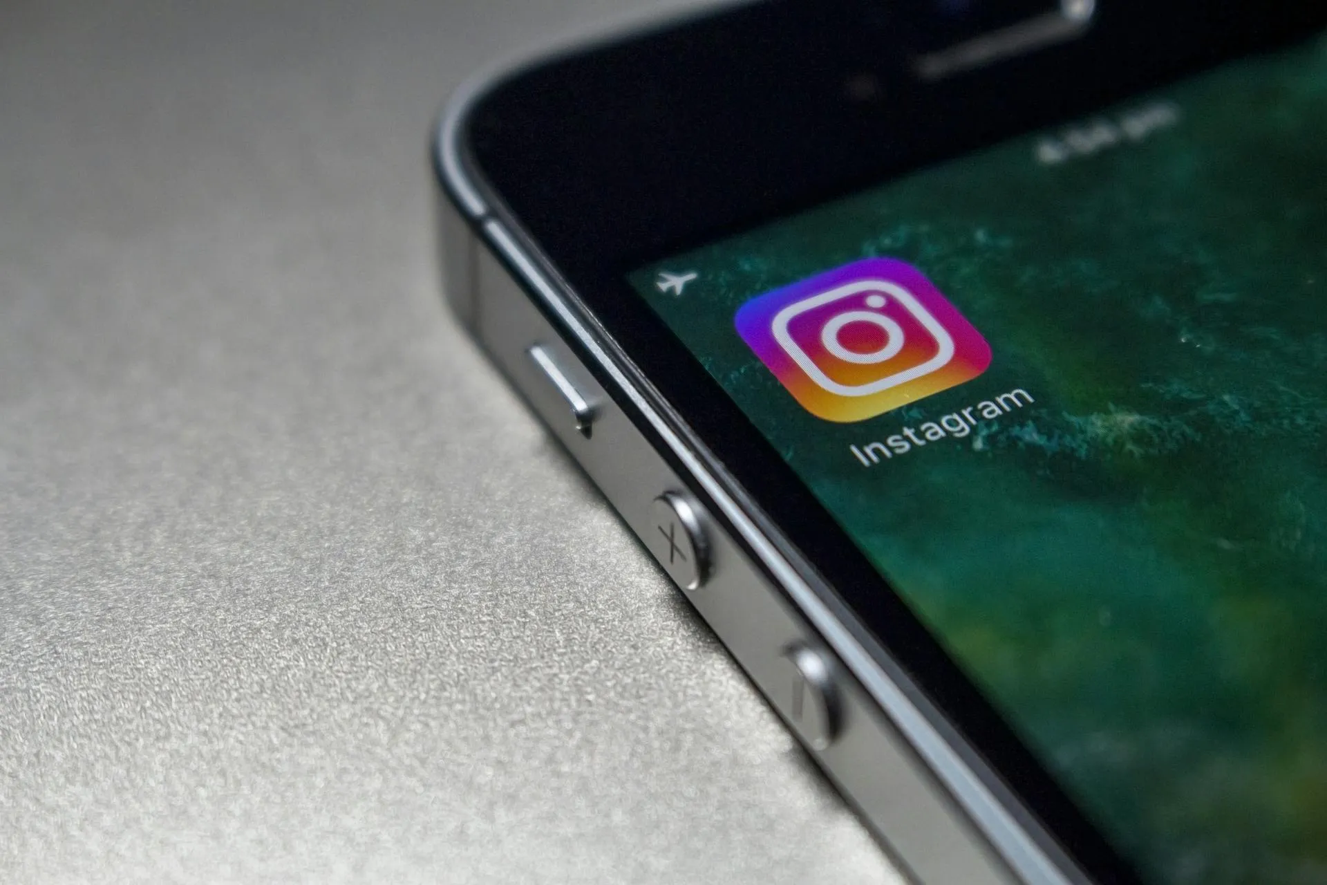 Esquina de un movil con el logo de Instagram