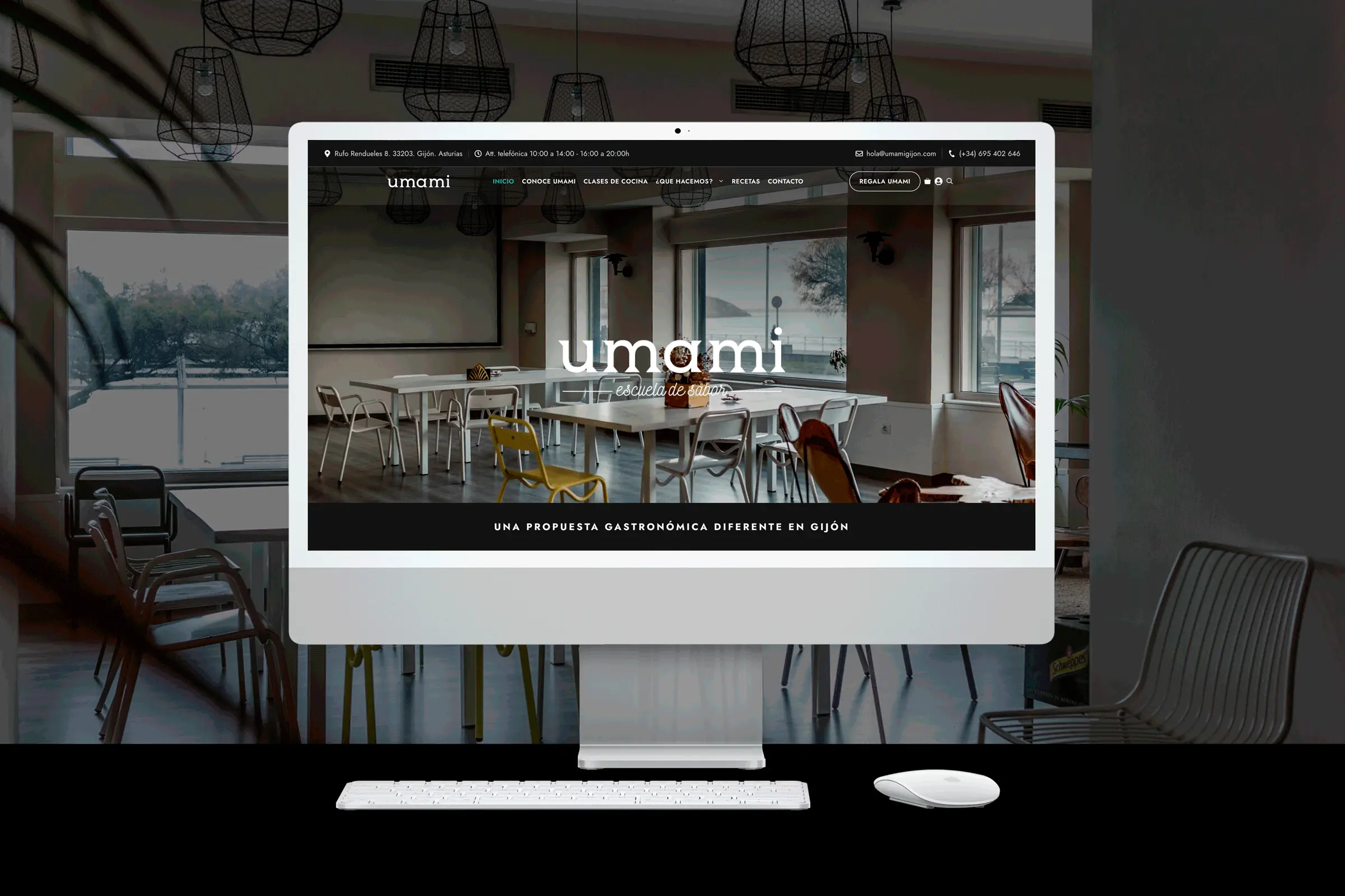 Escritorio con pantalla mostrando sitio web de Umami.