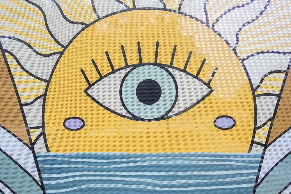 Ilustración colorida de sol con ojo central.