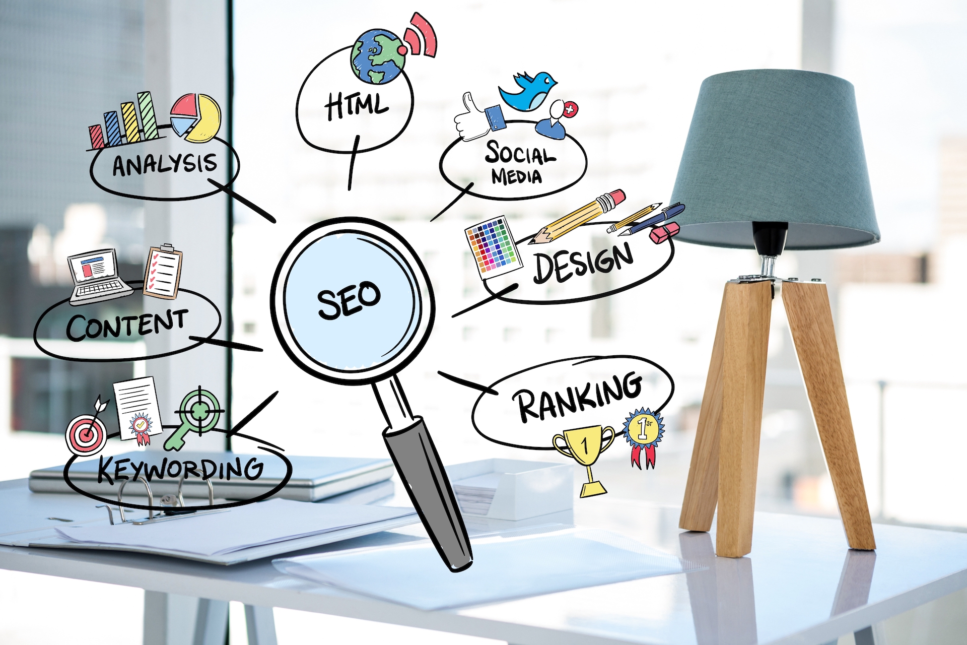 Infografía SEO con conceptos clave sobre escritorio de oficina